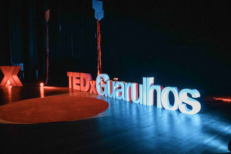Letreiro TEDxGuarulhos no palco