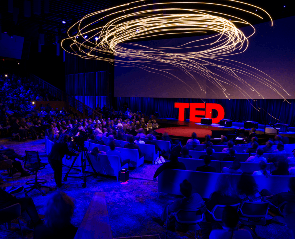 Palestrante no palco TED